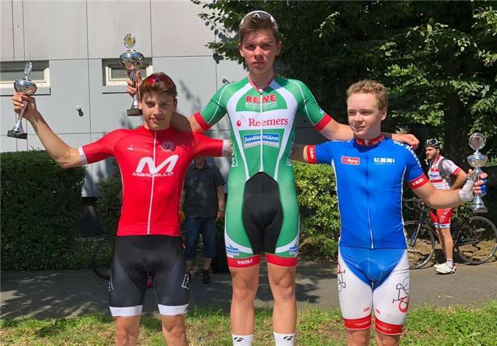 Peter Billigmann (links) sichert sich den zweiten Platz in Mönchengladbach. Foto: Familie Billigmann