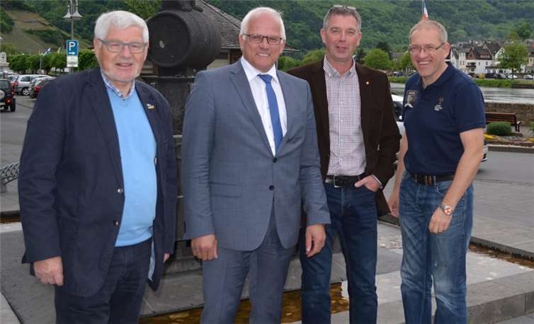 Peter Bleser (2. v. li.) während eines Besuches in Zell.privat