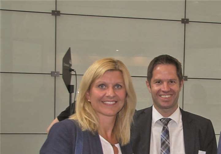 Peter Bleser, Parlamentarischer Staatssekretär im BMEL (rechts), begrüßt Dirk Barbye, Geschäftsführer der Energieagentur „unser-klima-cochem-zell e. V. (mitte) und Nicole Jobelius-Schausten (links), Netzwerkmanagerin der Bioenergieregion Cochem-Zell.