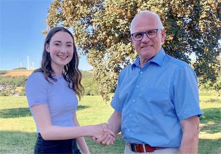 Peter Bleser verabschiedet Anna-Sophia Gorges in die USA.Foto: Gorges