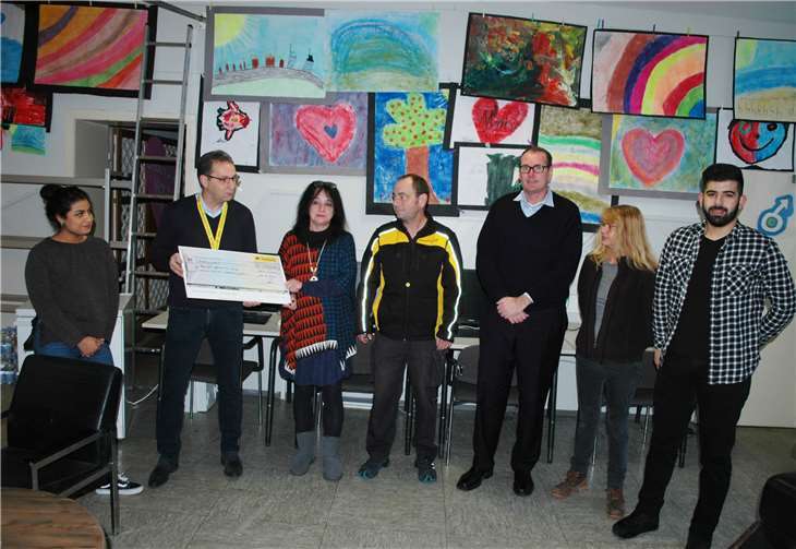 Peter Braun und Thorsten Boes von der Deutschen Post AG in Bonn übergaben die Spende persönlich. Foto: BL