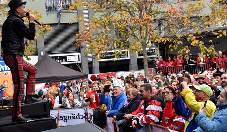 Peter Brings begeisterte mit seiner Kölschrockband die Sessionsstart auf dem Münzplatz