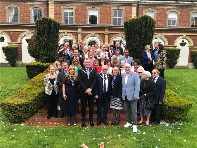 Peter Brown (Bromley) und Jo Hofmann (Neuwied) sind sich einig, dass das Werben um neue Mitglieder eine wichtige Aufgabe der Vereine sein müsse. Foto: Kai Thomas Willig