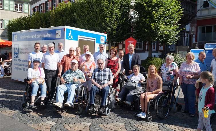 Peter Butz (2. v.l.) stellte Sponsoren und Freunden des besondere „Örtchen“ vor. SOT