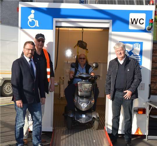 Peter Butz (Mitte) erläuterte Oberbürgermeister Wolfgang Treis, Marktmeister Horst Krämer und Bürgermeister Rolf Schumacher (von links nach rechts) die Funktionen der MBT. Jacqueline Blang/Stadt Mayen