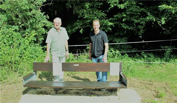 Peter Christ (2. Vorsitzender) und Claus Eschenauer (1. Vorsitzender) an der Ruhebank in Arzbach.
