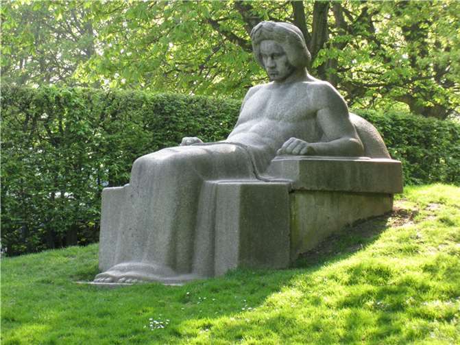 Peter Christian Breuer (1856 – 1930), Beethoven-Sitzplastik in der Bonner Rheinaue, 1938.  Foto: Matthias von der Bank, 2017