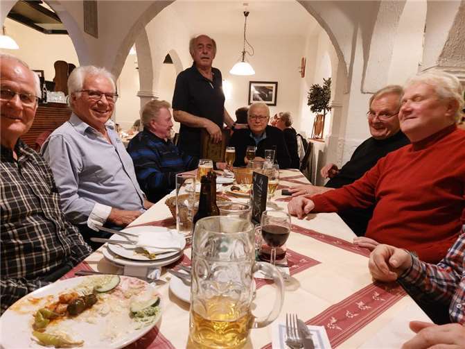 Peter „Colun“ Riemenschnitter, der Ehrenspielführer der Spvgg. Andernach, lädt die ehemaligen Spieler der Regionalligamannschaft zum alljährlichen Treffen ein. Foto: privat