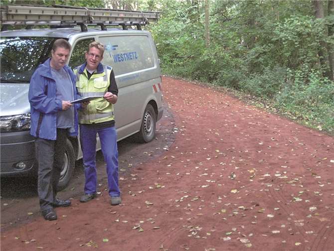 Peter Conrad vom Tiefbauamt der Stadtverwaltung Mayen und Markus Müller von der Westnetz GmbH an der neuen Kabeltrasse im Nettetal zwischen Mayen und Rieden. Westnetz GmbH