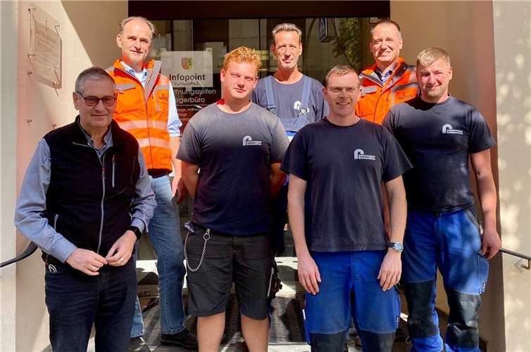Peter Diewald, Erster Beigeordneter der Stadt Bad Neuenahr-Ahrweiler (links vorne) mit dem städtischen Werkleiter Dirk Weber (hinten rechts) und dem Team des Zweckverbandes Grevesmühlen. Foto: privat