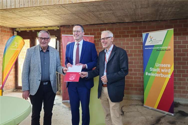 Peter Diewald, Erster Beigeordneter der Stadt Bad Neuenahr-Ahrweiler (l.) und Richard Stahl, Geschäftsführer des Caritasverbandes Rhein-Mosel-Ahr e. V. (r.) nahmen freudig den Förderbescheid vom rheinland-pfälzischen Innenminister Michael Ebling (Mitte) entgegen. Foto: Lena Schmickler