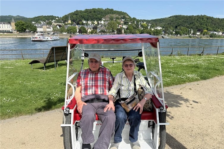 Peter Dinkelbach und seine Frau freuen sich, dank Rikschadienst nach Jahren den Rhein wieder zu sehen.    