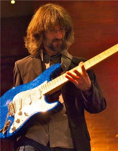 Peter Dümmler begleitet die Musiker auf der Gitarre.