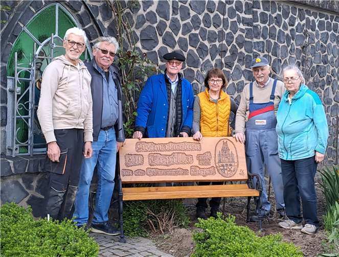 Peter Eich (2. v. l.) mit dem Sprecher des Ordenskapitels Hans Simon (l.) und weiteren Kapitelmitgliedern.  Foto: privat
