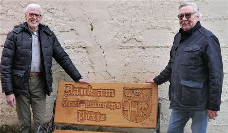 Peter Eich (re.) und Hans Simon am Erpeler Kirchturm mit der neuen Bank.Foto: privat