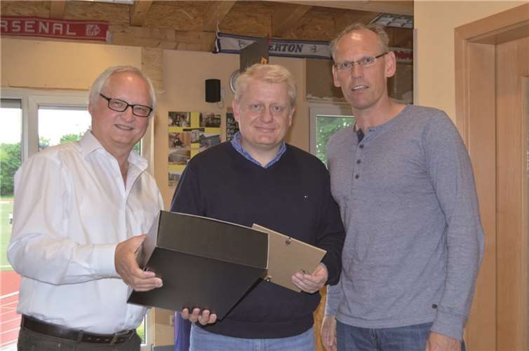 Peter Filla (l.) und Florian Gottschalk (r.) ehrten Michael Fabritius für 40-jährige Mitgliedschaft im SVR. AB