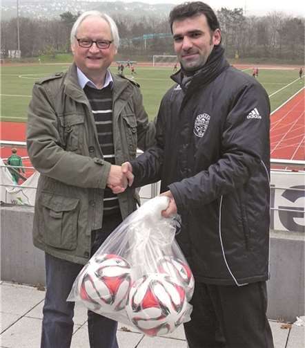 Peter Filla nimmt die großzügige Spende von Jaques Daoud entgegen.privat