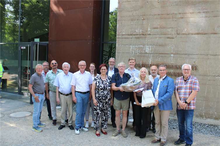 Peter Frenzel aus Weimar (6. von rechts) geht als 1.111.111. Besucher in die Geschichte der „Dokumentationsstätte Regierungsbunker“ ein. Neben Museumsleiterin Heike Hollunder (Vierte von rechts) gratulierten unter anderem auch Ingrid Derra (Siebte von links) mit dem Vorstand des Heimatverein „Alt-Ahrweiler“, MdL Horst Gies (2. von rechts) und Bürgermeister Guido Orthen (5. von links).  Foto: DU