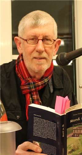 Peter Friesenhahn liest nicht nur, sondern singt auch noch "schreckliche Lieder".privat