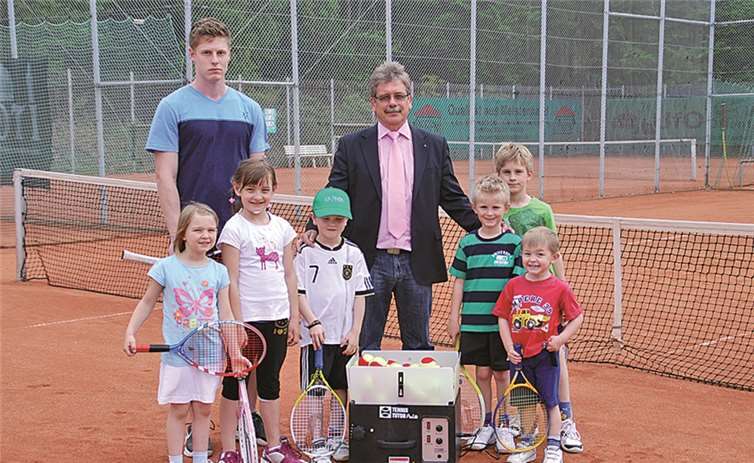 Peter Frings, Regionaldirektor KSK Meckenheim, übergibt die neue Ballmaschine. privat