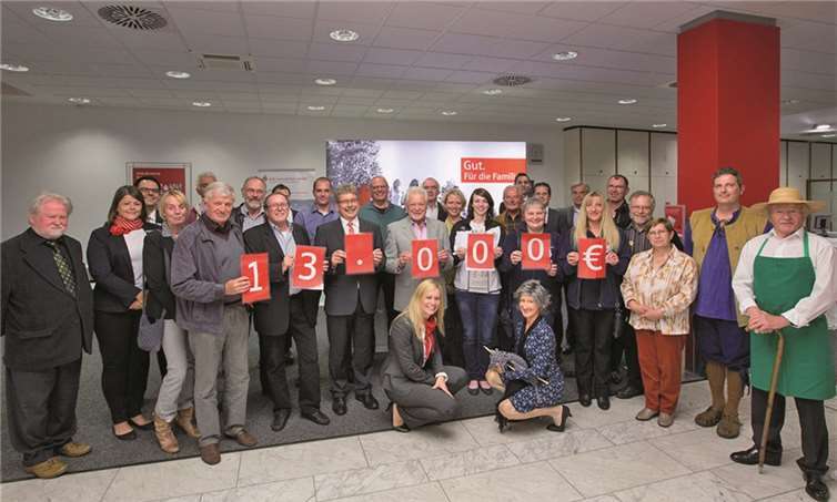 Peter Frings, Regionaldirektor der Kreissparkasse Köln (erste Reihe, 3.v.l.), übergab die Spenden an die Vertreter der Vereine. KSK Köln