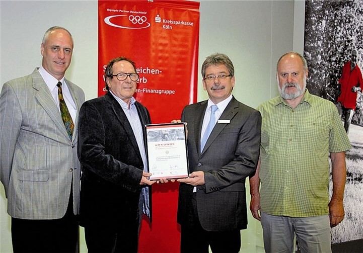 Peter Frings, Regionaldirektor der Kreissparkasse Köln in Meckenheim (2.v.r.), überreichte Hans-Jürgen Hugenschmidt, Vorsitzender des Stadtsportverbands Meckenheim (2.v.l.), einen Sonderpreis aus dem bundesweiten Sportabzeichen-Wettbewerb im Beisein von Jürgen Bäcker, Sportabzeichenbeauftragter in Meckenheim (links), und Wolfgang Sartoris, Pressesprecher des Stadtsportverbands. privat