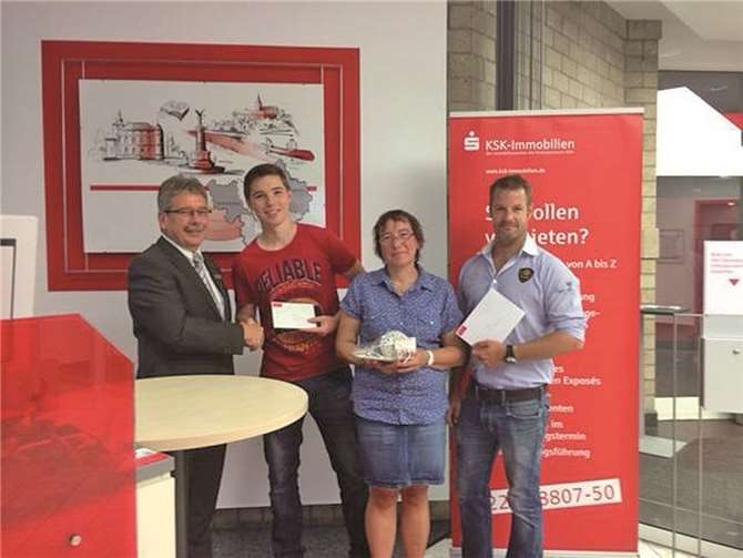 Peter Frings, Regionaldirektor der Kreissparkasse Köln (v.li.), übergibt die Gutscheine aus dem Gewinnspiel im Rahmen der diesjährigen Landpartie an die Preisträger Steffen Hary, Gabriele Brune und Dr. Carsten Kretz. privat