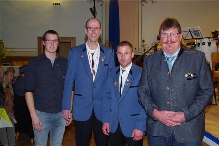 Peter Gerhards (rechts) mit den Geehrten (von links) Jan Berens, Christoph Willmes (jeweils zehn Jahre) und Christof Klöckner (20 Jahre).