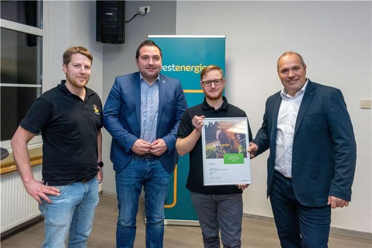 Peter Gilles (Erster von links) und Jan Batarow (Dritter von links) vom Verein zur Förderung der Dorfkultur freuen sich gemeinsam mit Benedikt Oster, Beigeordneter der Verbandsgemeinde Kaisersesch (Zweiter von links) und Kommunalmanager Thomas Hau von Westenergie über die Auszeichnung für den Klimaschutz.  Foto: Westenergie/Rolf Lorig