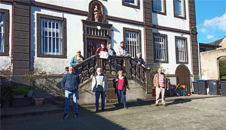 Peter Gilles führte die Stadträte und Mitglieder des SPD-Ortsvereins Polch durch die ehemals bedeutende barocke Hofanlage. Fotos: privat