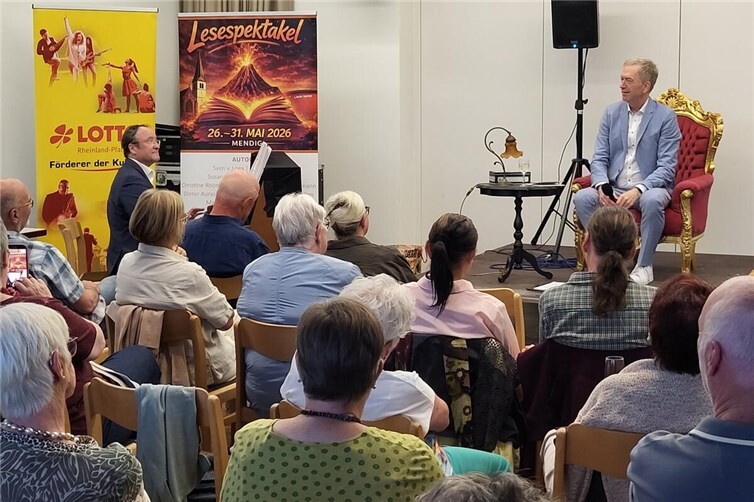 Peter Grabinger und Martin Seidler nahmen das Publikum mit auf eine musikalisch-poetische Reise durch Erich Kästners „Die 13 Monate“. 