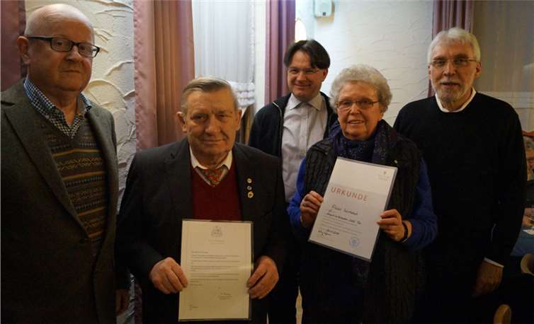 Peter Gräf (li.) zeichnete Franz Schuster und Friedel Werthebach für jahrzehntelanges aktives Singen im Kirchenchor „Cäcilia“ aus. Kantor Sven Scheuren (Mi.) und Pastor Hermann-Josef Floeck gratulierten als Erste.TT