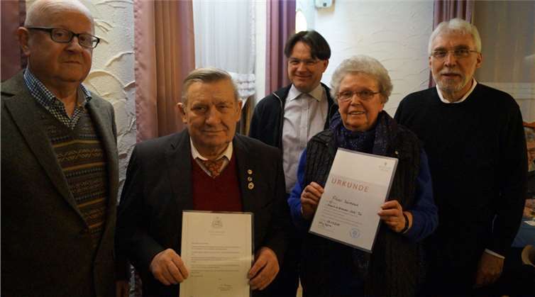 Peter Gräf (links) zeichnete Franz Schuster und Friedel Werthebach für jahrzehntelanges aktives Singen im Kirchenchor „Cäcilia“ aus. Kantor Sven Scheuren (Mitte) und Pastor Hermann-Josef Floeck gratulierten als erste.-TT