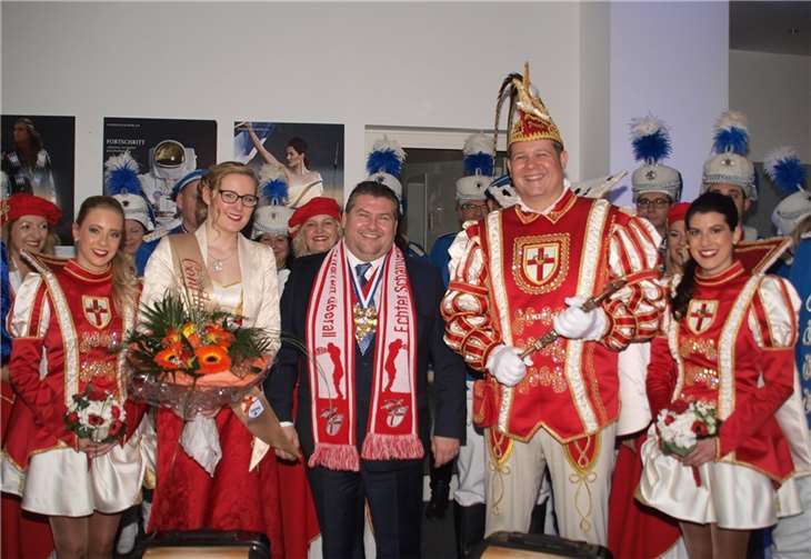Peter Gries (Griesson deBeukelaer) freute sich bei der Übergabe des Wurfgebäcks für den Rosenmontagszug in Koblenz gemeinsam mit den Tollitäten Prinz Frank und Confluentia Melina.US