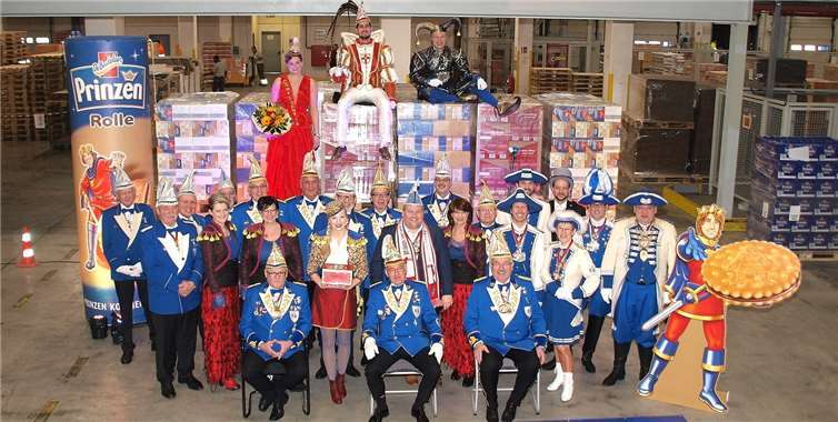 Peter Gries, Pressesprecher von Griesson-de Beukelaer, begrüßte das Tollitätenpaar, das Närrische Corps Blau-Weiß Niederberg und das Gefolge im Logistikzentrum des Polcher Unternehmens.  US