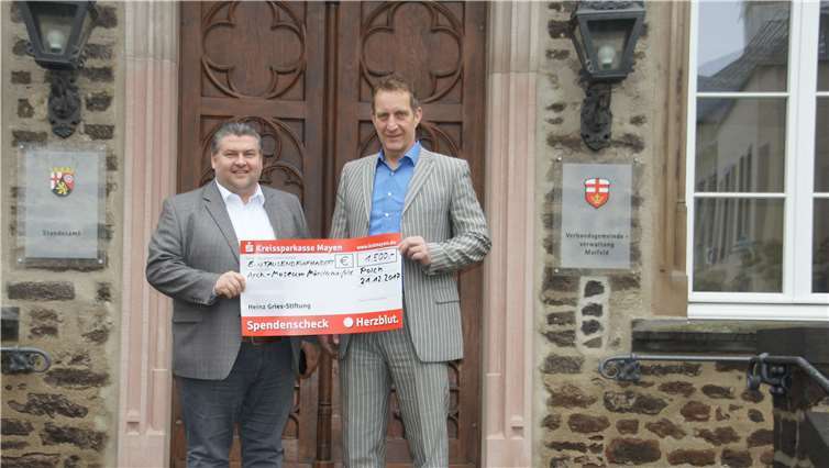 Peter Gries (li.) von der Heinz Gries-Stiftung überreichte symbolischen Scheck an Bürgermeister Maximilian Mumm. privat