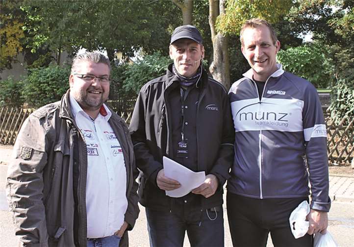 Peter Gries (r.) und Bernd Münz (Mitte) freuten sich, VG-Bürgermeister Maximilian Mumm unter den Läufern begrüßen zu können.