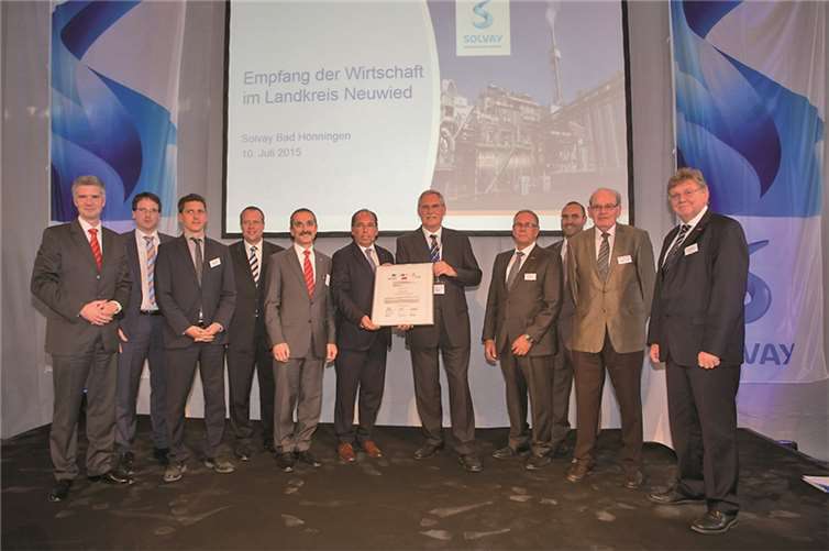 Peter Hack (6.v.l.), IHK-Beiratsmitglied, dankte im Namen aller Veranstaltungspartner dem Gastgeber Uwe Klee (7.v.l.), Werkleiter Solvay Bad Hönningen. Wolfgang Tischer