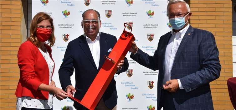 Peter Hack (Mitte) überreicht die Hygiene-Säule für Kinder an Sabine Bätzing Lichtenthäler, die bei ihrem Besuch im Landkreis Neuwied von Landrat Achim Hallerbach begleitet wurde.