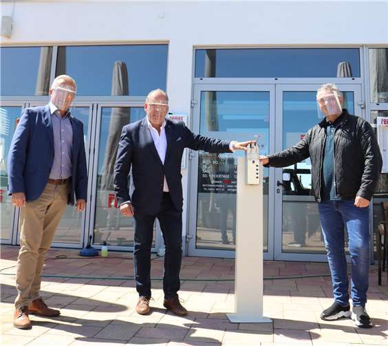 Peter Hack und Landrat Achim Hallerbach übergaben einen der ersten neuen Nanotec-Händedesinfektionsspender an das Restaurant „Remos“ im Westerwaldpark in Oberhonnefeld-Gierend.Foto: Kreisverwaltung