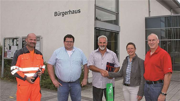 Peter Hahn vom Bauhof Urbar und Jürgen Wagner von der Verbandsgemeindeverwaltung gratulierten Werner Fleuter (Mitte) ebenso wie Bürgermeister Fred Pretz und Ortsbürgermeisterin Karin Küsel-Ferber. privat