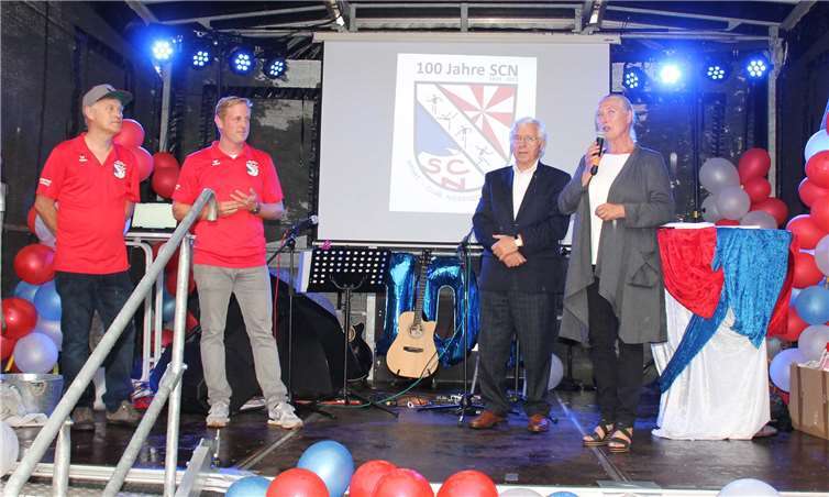 Peter Hans und Andy Schmitt (von links) bei den Grußworten der Sportbundpräsidentin Monika Sauer und dem Fußballkreisvorsitzenden Fritz Langenhorst.