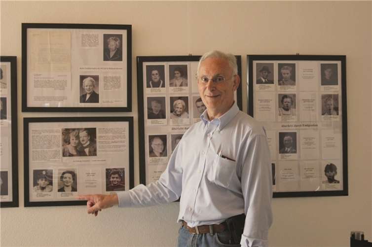 Peter Heilbrunn im Ausstellungsraum der damaligen Synagoge Niederzissen vor dem Bild von Selma Berger, der 1. Ehefrau seines Vaters Hugo Heilbrunn. privat