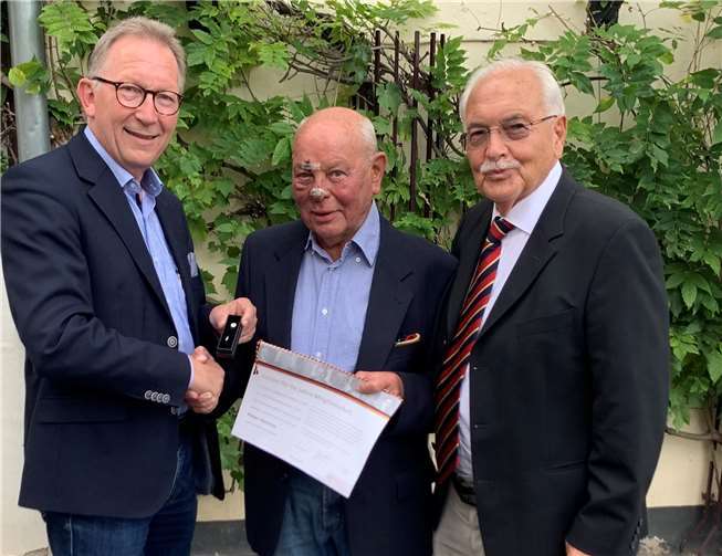 Peter Helmes (M.) wurde von Erwin Rüddel (l.) und Prof. Dr. Rüdiger Sterzenbach für sein langjähriges politisches Engagement geehrt. Foto: Bürgerbüro AK
