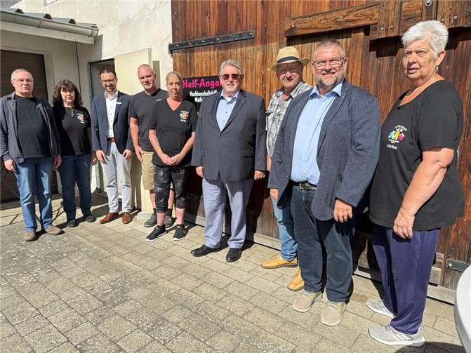 Peter Herbel, Edith Fuchs, Martin Steinsiek (KSK Mayen), Michael Flohr (Vorstandsvorsitzender Helf Angels), Sonja Hickmann (2. Vorsitzende), Achim Lohner (Die Lohners), der Hennes, Peter Gries (Griesson de Beukelaer), Ulrike Dernbach (Helf Angels) (von links).  Fotos: