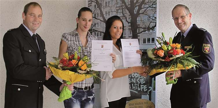 Peter Jahnen (l.) und Michael Wilbert (r.) ehrten Jessica Kaiser (2. v. l.) und Yasmin Groß. privat