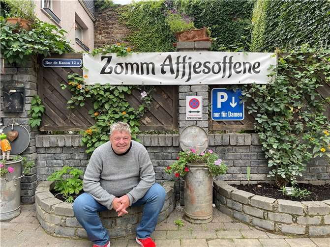 Das Ahrtal lacht auch in der Krise Peter-Josef Geller vor seiner „Kneipe“ - hier gibt´s nur Freibier und eine Spendenmöglichkeit für Flutbetroffene aus der Nachbarschaft. Foto: ROB