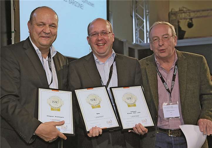 Peter Josef Schütz (Mitte) freut sich über drei Goldmedaillen, die er von Jurypräsident Ernst Stratmann (rechts) und Jurymitglied Christoph Meininger ausgehändigt bekam. 