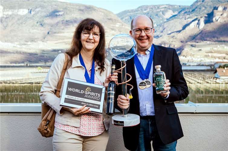 Peter-Josef Schütz und seine Frau Petra Schütz mit dem erhaltenen World Spirit Award.  Foto: Andrea Bedin