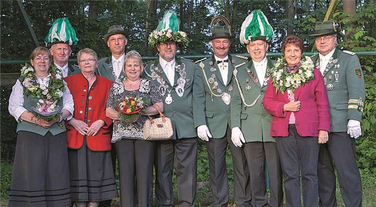 Peter Kaczun (6.v.l.) ist neuer Schützenkönig der Sankt Sebastianus Schützenbruderschaft Oberdrees.  VJ